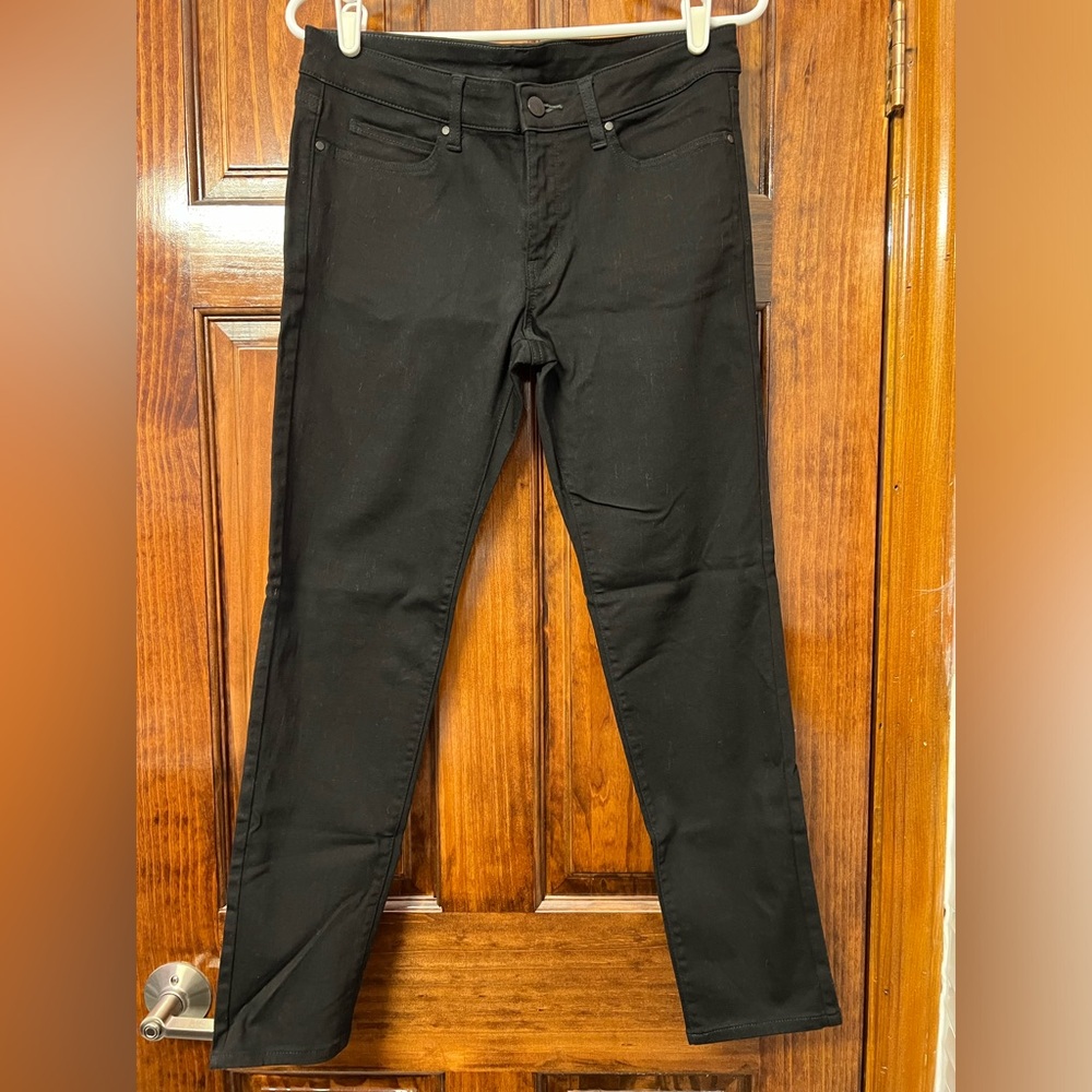 Uniqlo Ultra Stretch skinny tapered jeans. Size 28
